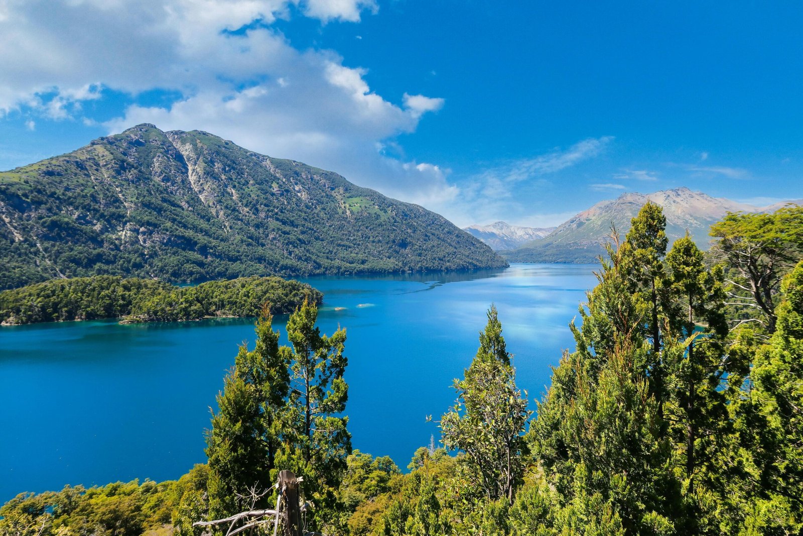 Stunning view of a tranquil lake surrounded by mountains in San Carlos de Bariloche, Argentina. VIA.AR